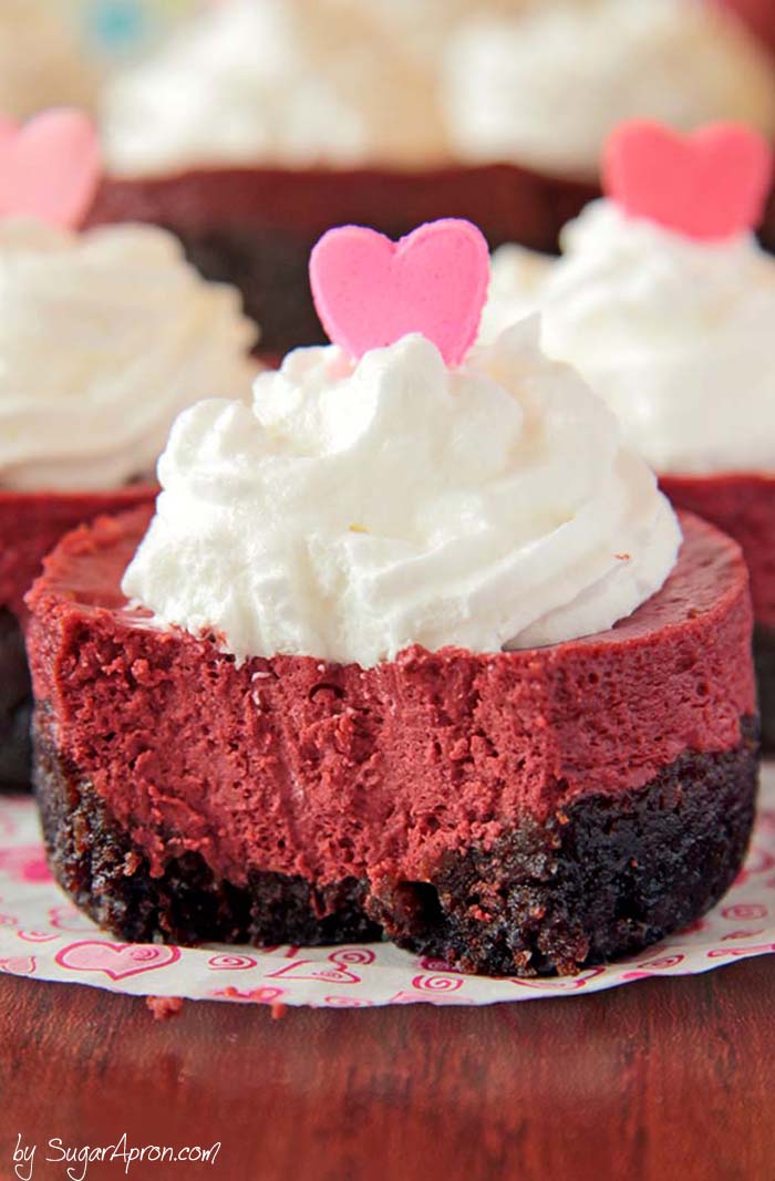 Individual Cheesecakes are simply wonderful, tasty and delicious - a lovely V-Day decoration on your table. #cheesecake #oreo #valentine