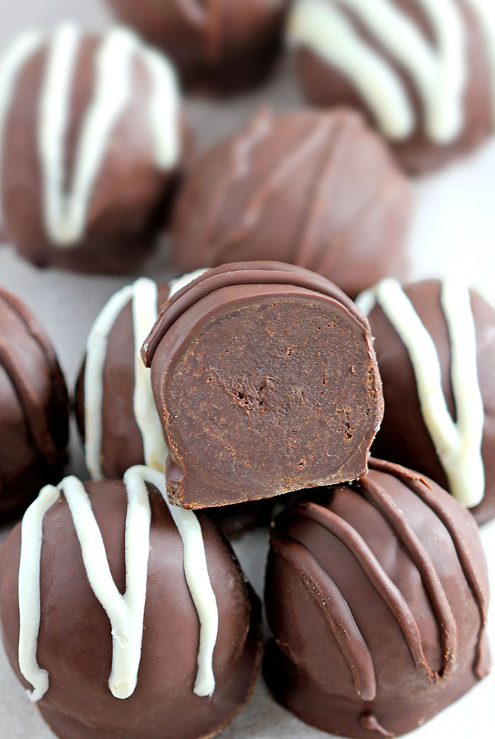 These 4 ingredient, Homemade Baileys Truffles are the perfect gift for family or friends....or the yummiest little sneaky late night treat!