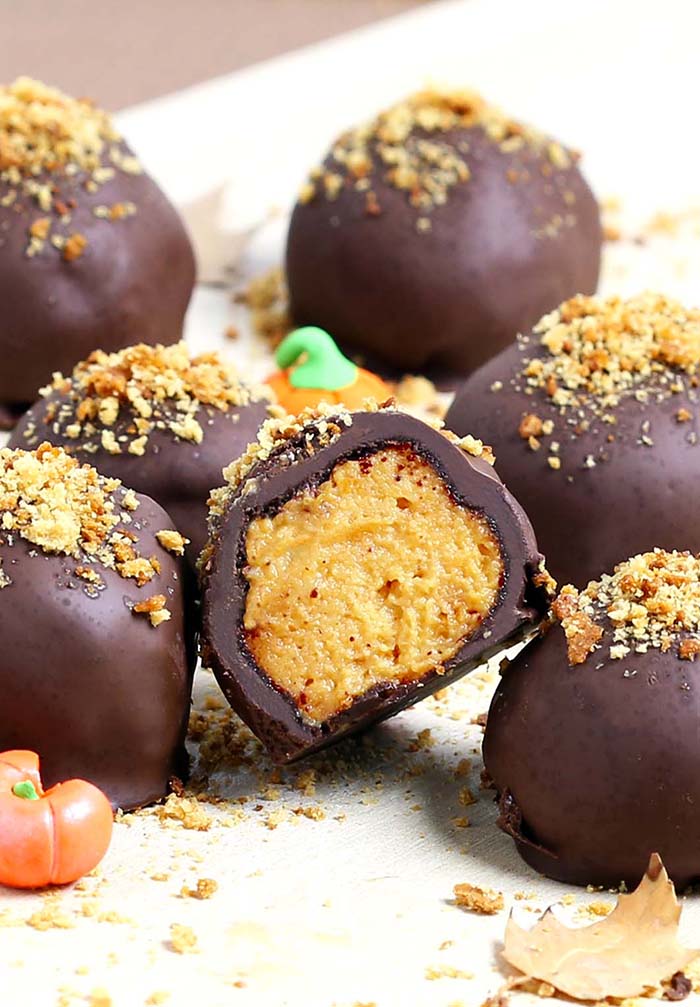 These deliciously addicting melt-in-your-mouth pumpkin pie truffles are made with a spiced pumpkin cheesecake filling thatâs smothered in rich, dark chocolate!
