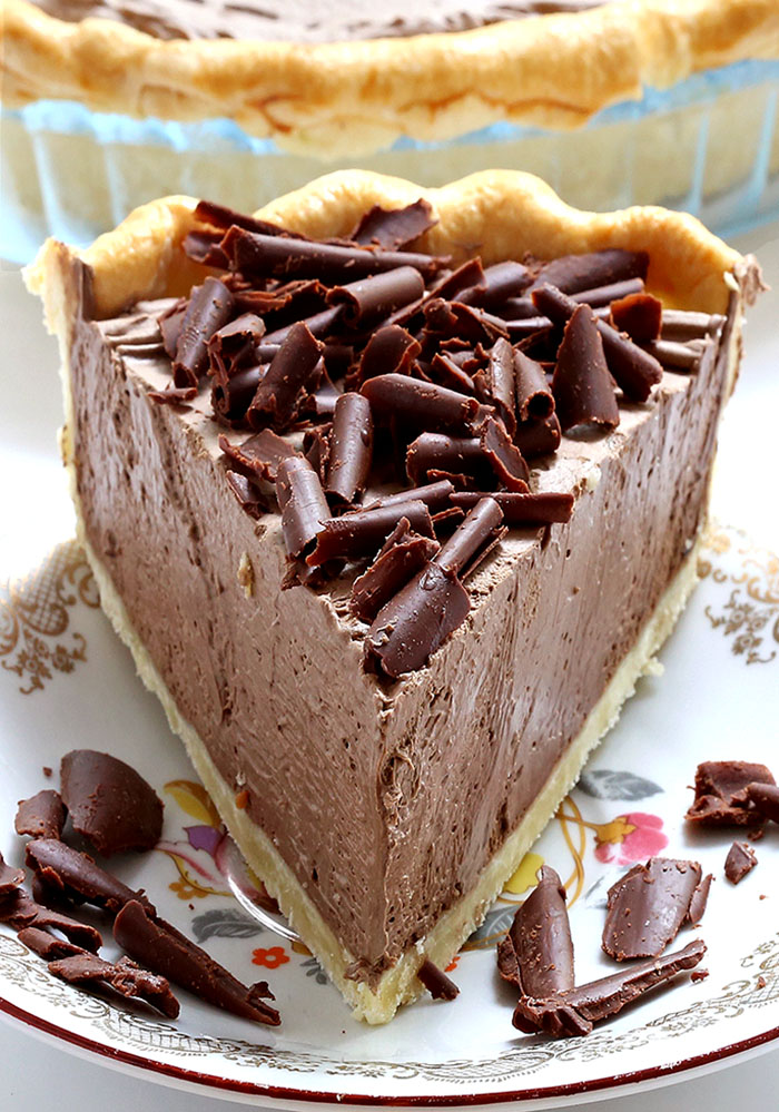 Full of flavor, decadent, creamy chocolate marshmallow pie, and best of all, so simple to make! How can a pie with only 5 ingredients look SO decadent and taste SO good?