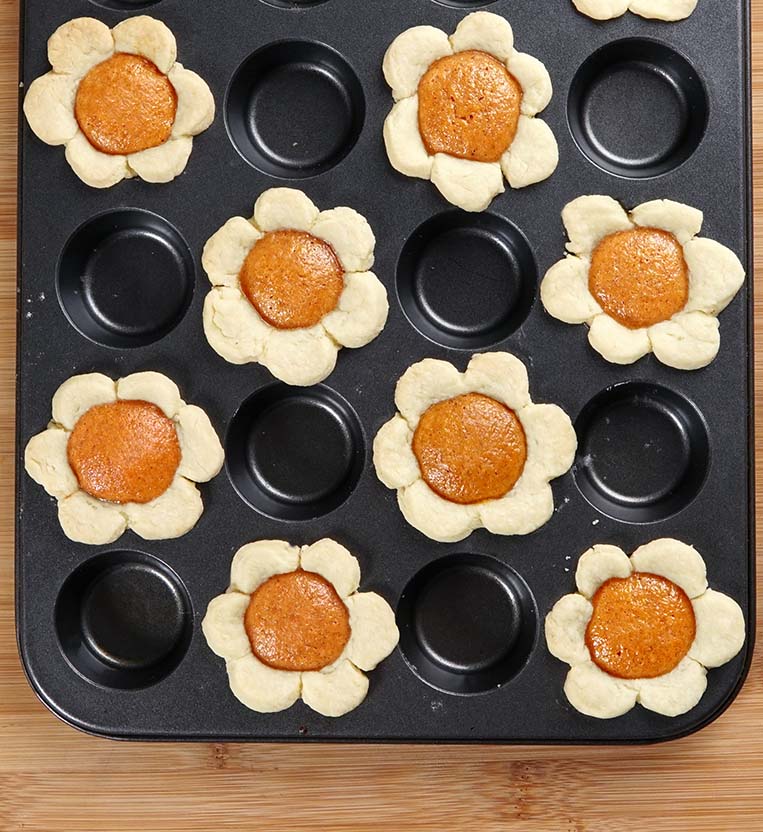 Mini Pumpkin Pie Flower Shaped - A bite-sized dessert is pretty enough for any special occasion. From Halloween to Thanksgiving, birthdays to bridal showers, sure to impress.