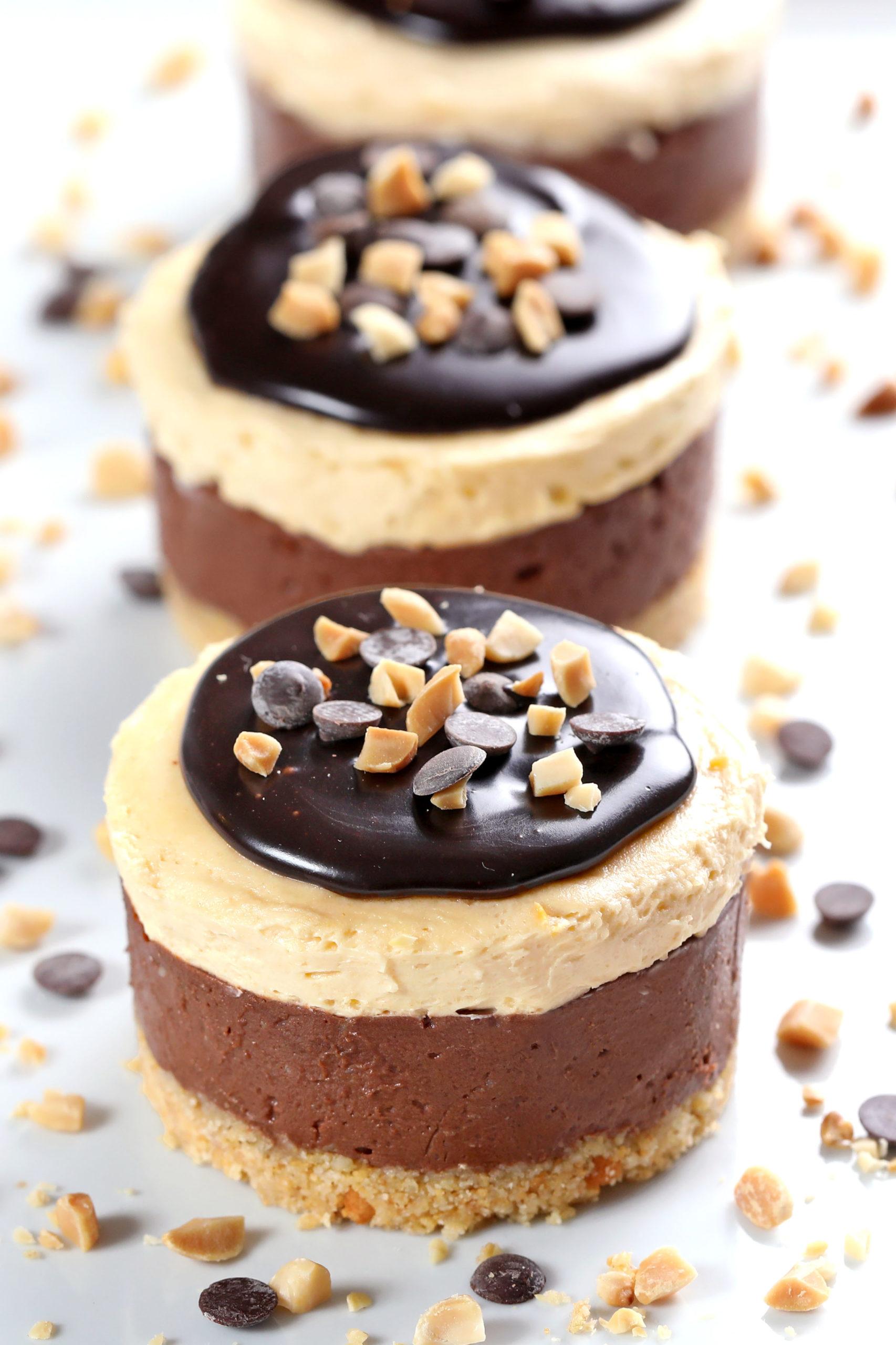 Chocolate Peanut Butter Mini Cheesecakes is an easy, no bake recipe that tastes like eating a gigantic peanut butter cup. A dream come true for peanut butter and chocolate lovers.